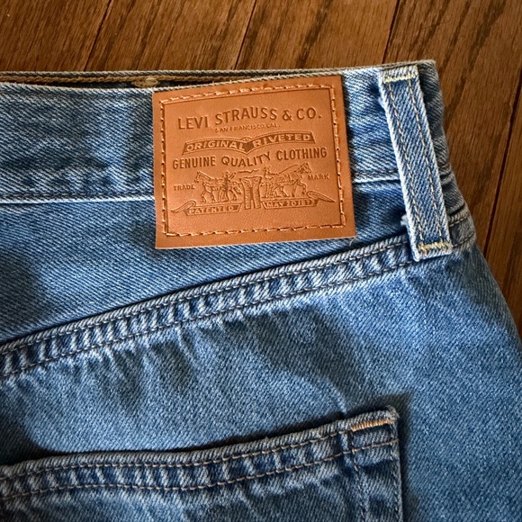 Levi's blue denim “ Rib Cage” mini skirt with frayed hem and button Size: 26” - Picture 3 of 5